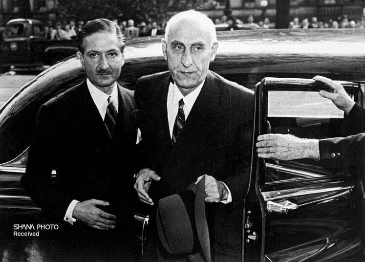 ملت ایران روزهای پرالتهاب و بحرانی را میگذراند. سرانجام موعد نهایی دادگاه لاهه ۱۹ خرداد ۱۳۳۱ تعیین شد. هفتم خرداد دکتر مصدق همراه هیئتی از نمایندگان مجلس و دولت به لاهه رفتند. (لایحه دفاعی دکتر مصدق به همراه نصرالله انتظامی در دادگاه بینالمللی لاهه دکتر مصدق دهه ۱۳۳۰ شمسی)