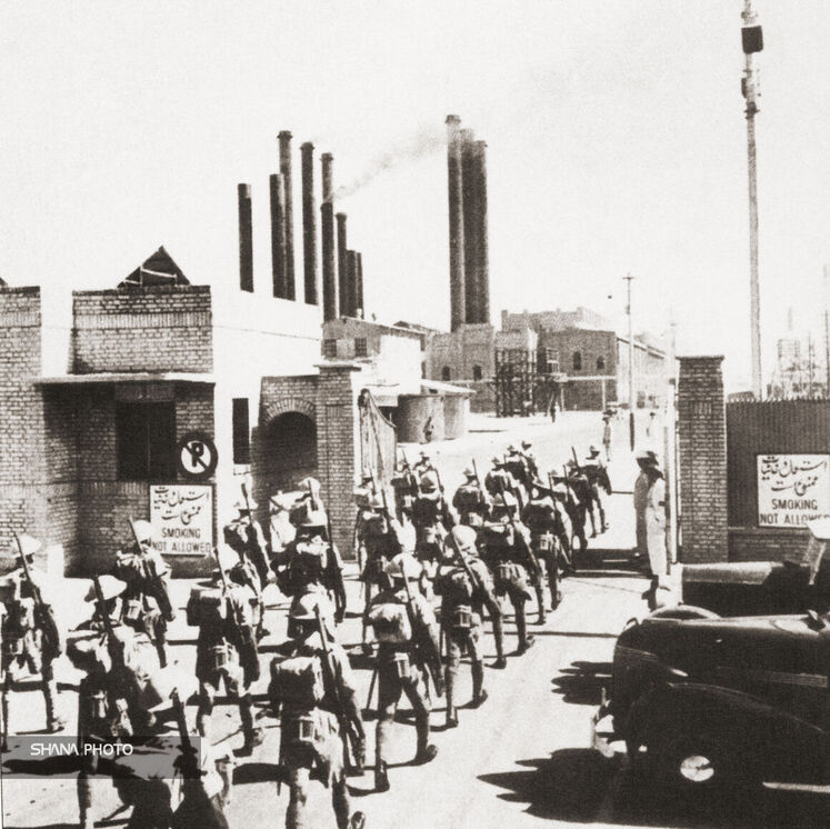 نفت جنوب را انگلیسیها میبردند، منافع دریای مازندران هم به جیب روسها میرفت. دریایی که علاوه بر آبزیان متعدد، ارزشمندترین خاویار دنیا را دارد که قیمتش همسنگ طلا بود. (ورود سربازان انگلیسی به پالایشگاه نفت آبادان در جنگ جهانی دوم)