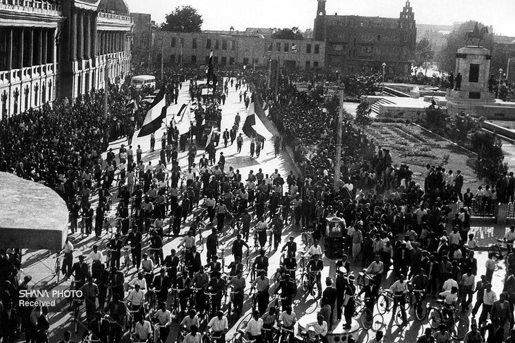 تظاهرات مردم در پشتیبانی از قانون ملی شدن صنعت نفت ایران در خیابان‌های تهران دهه ۱۳۳۰ شمسی