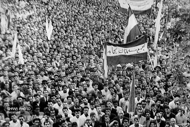 تظاهرات مردم در پشتیبانی از قانون ملی شدن صنعت نفت ایران در خیابانهای تهران دهه ۱۳۳۰ شمسی