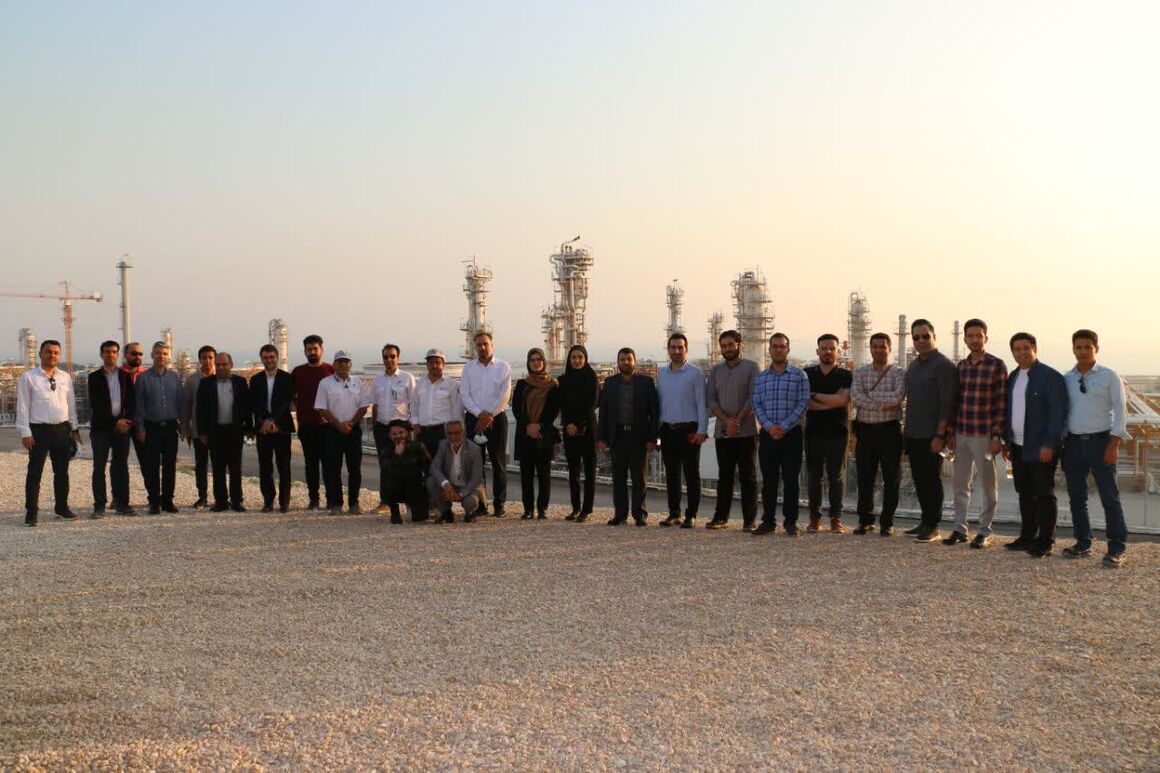 بازدید جمعی از نخبگان کشور از پارس جنوبی بازدید جمعی از نخبگان کشور از پارس جنوبی