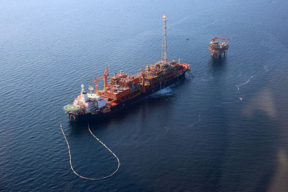 بومیسازی لولههای لاستیکی صادرات نفت مانع خروج ارز از کشور میشود بومیسازی لولههای لاستیکی صادرات نفت مانع خروج ارز از کشور میشود