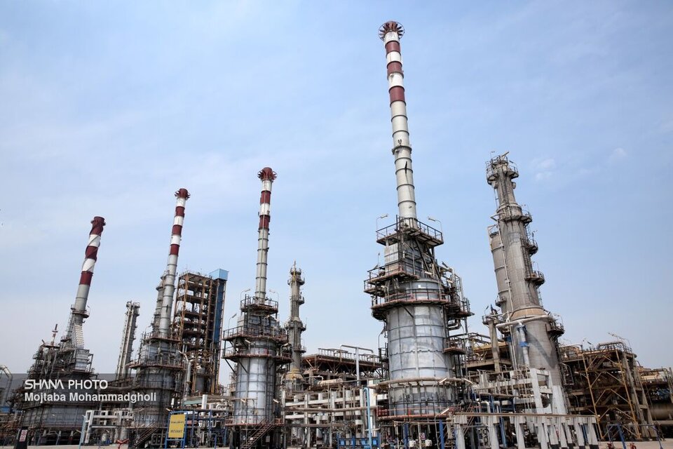 تفاهمنامه جذب ۸ هزار نیروی بومی در پالایشگاه نفت بندرعباس امضا شد تفاهمنامه جذب ۸ هزار نیروی بومی در پالایشگاه نفت بندرعباس امضا شد