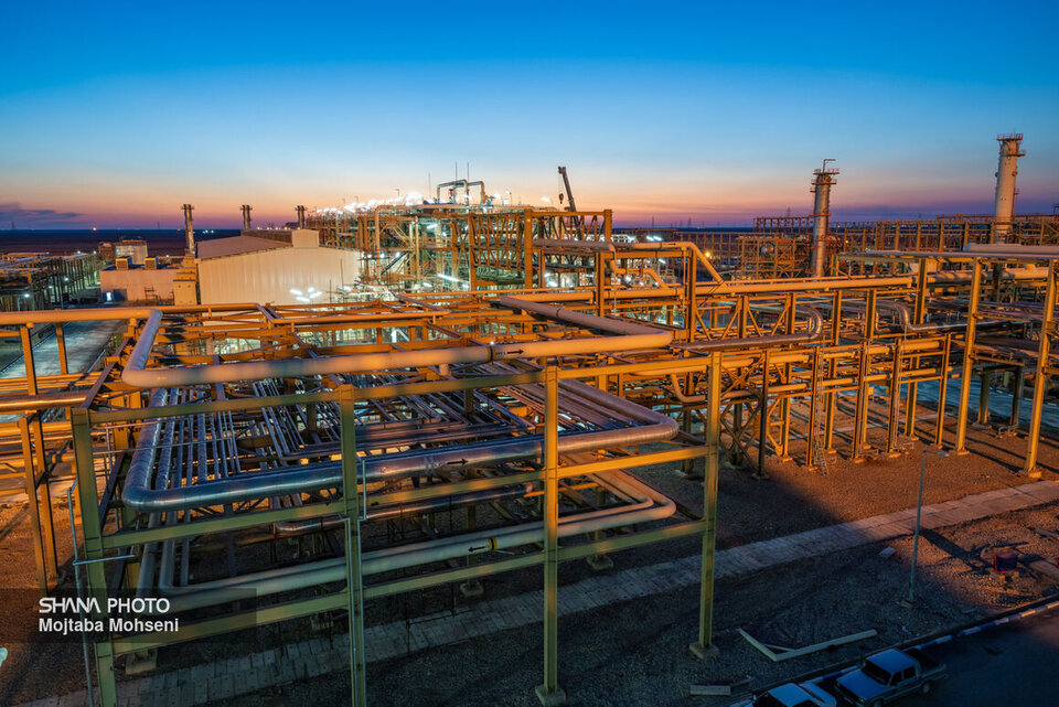 نقدینگیهای جامعه باید بهسمت بخش مولد اقتصاد یعنی نفت و گاز هدایت شود نقدینگیهای جامعه باید بهسمت بخش مولد اقتصاد یعنی نفت و گاز هدایت شود