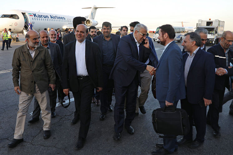 ورود جواد اوجی، وزیر نفت به فرودگاه بینالمللی اهواز