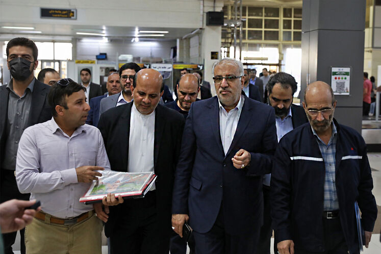ورود جواد اوجی، وزیر نفت به فرودگاه بین‌المللی اهواز
