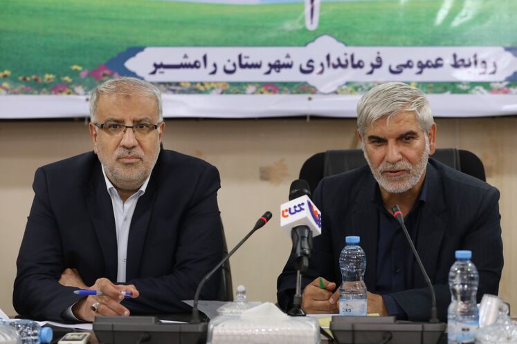 از راست: عبدالرضا احسانی‌نیا، فرماندار شهرستان رامشیر و جواد اوجی، وزیر نفت در نشست شورای اداری شهرستان رامشیر