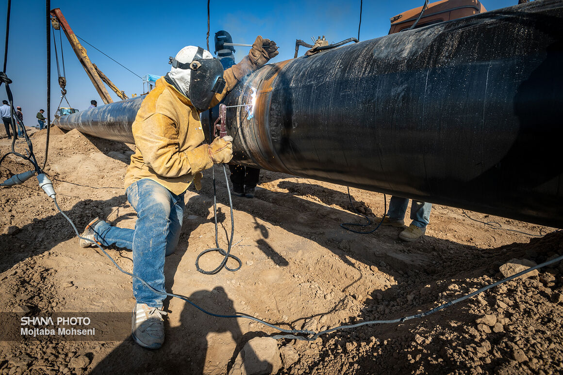 صنعت نفت از ارکان مهم توسعه و اشتغالزایی در کشور است صنعت نفت از ارکان مهم توسعه و اشتغالزایی در کشور است