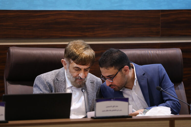 از راست: سجاد خلیلی، معاون نظارت بر منابع هیدروکربوری وزیر نفت و علی آقامحمدی، رئیس گروه اقتصادی دفتر مقام معظم رهبری در نشست هم اندیشی شرکت های اکتشاف و تولید داخلی