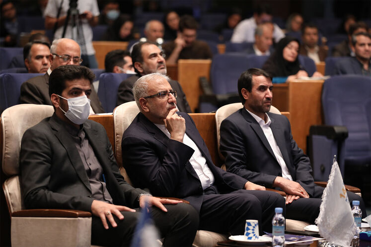 مراسم رونمایی از سند توسعه و تکمیل زنجیره ارزش صنعت پتروشیمی