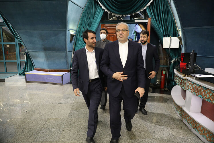 از راست: مرتضی شاهمیرزایی، مدیرعامل شرکت ملی صنایع پتروشیمی و جواد اوجی، وزیر نفت