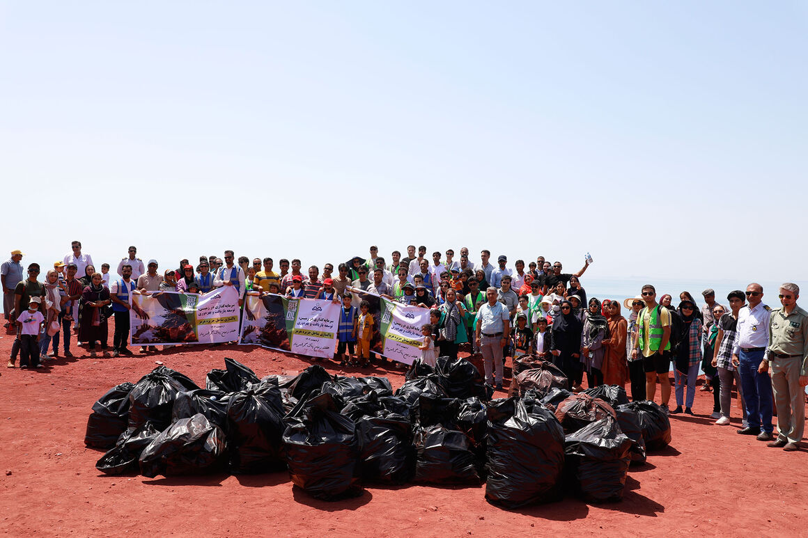 خانواده پالایشگاه ستاره خلیج‌فارس ساحل جزیره هرمز را پاک‌سازی کردند