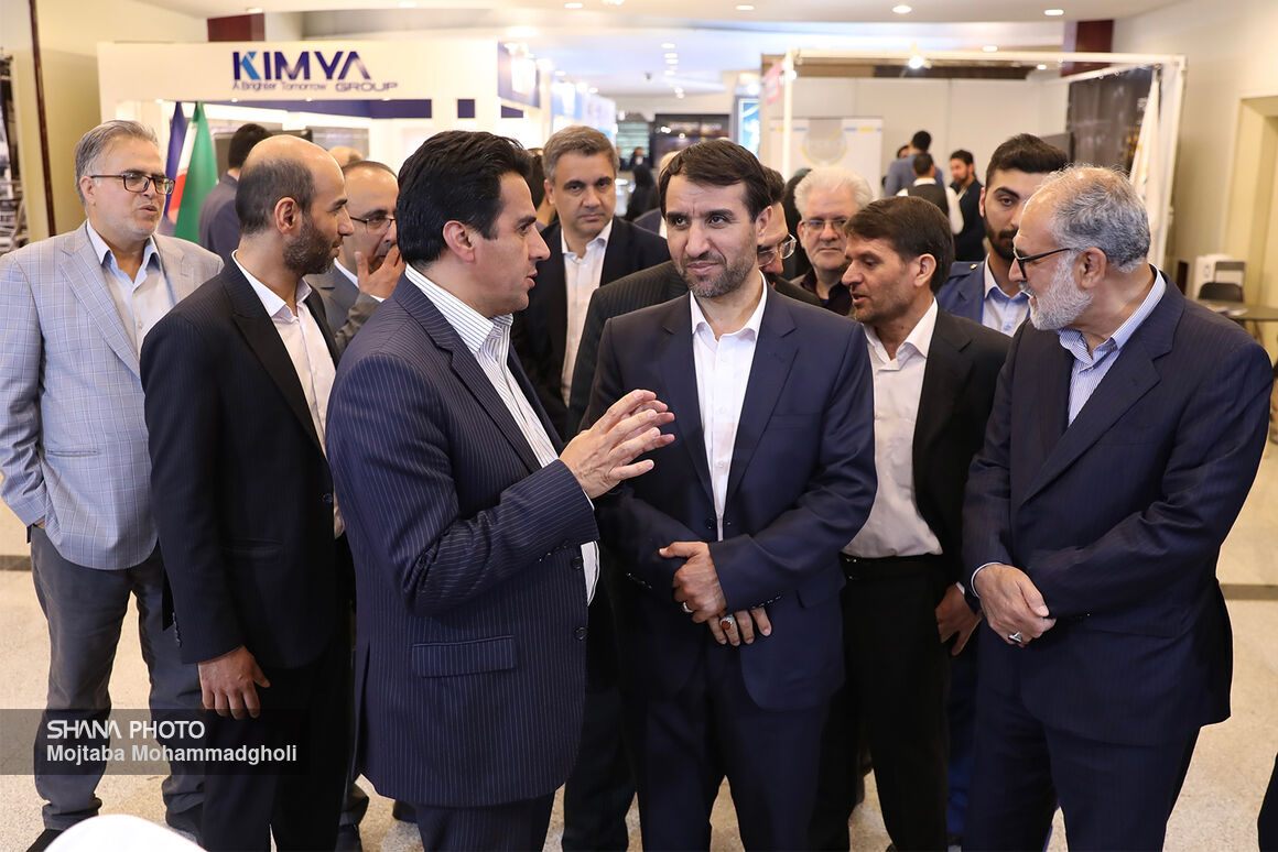 بازدید معاون وزیر نفت از نمایشگاه همایش بین‌المللی صنعت پتروشیمی ایران