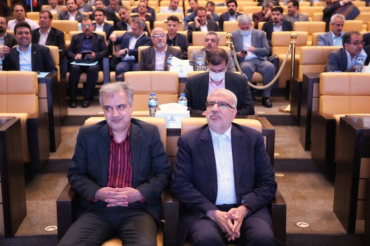 از راست: جواد اوجی، وزیر نفت و حمیدرضا زیدی‌فرد، معاون وزیر نفت در امور مهندسی، پژوهش و فناوری