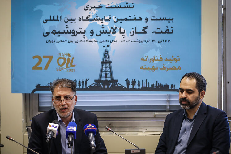 از راست: علی فروزنده، مدیرکل روابط عمومی وزارت نفت و غلامرضا خوانساری، مدیرکل نظام تأمین و تجاری‌سازی فناوری صنعت نفت