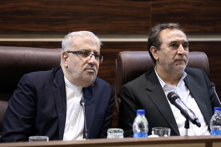 از راست: محمد دهقان، معاون حقوقی رئیس جمهور و جواد اوجی، وزیر نفت