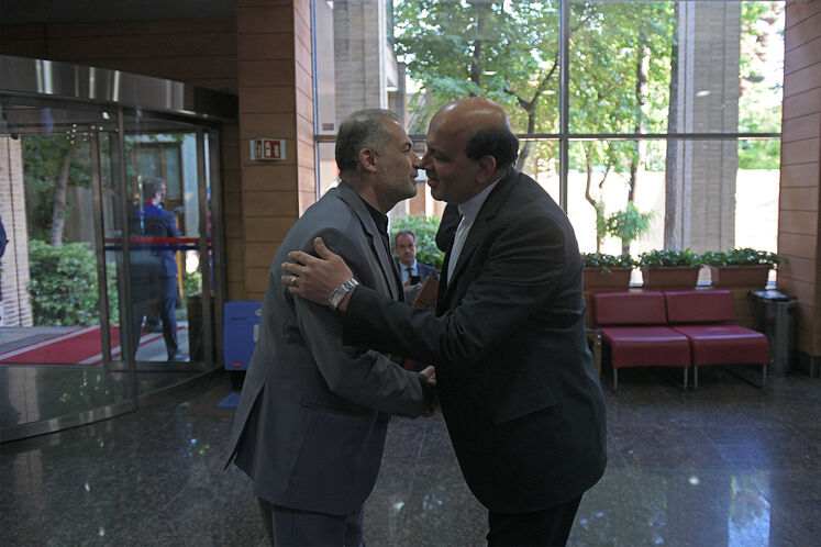 از راست: محسن خجسته‌مهر، مدیرعامل شرکت ملی نفت ایران و کاظم جلالی، سفیر ایران در روسیه