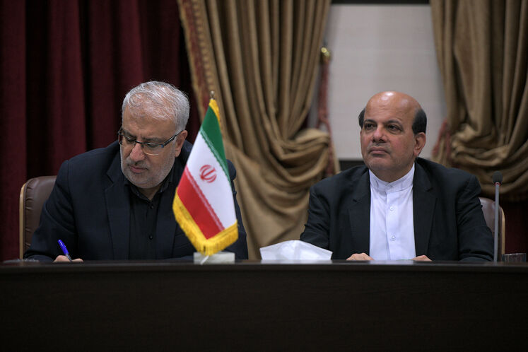 از راست: محسن خجسته‌مهر، مدیرعامل شرکت ملی نفت ایران و جواد اوجی، وزیر نفت