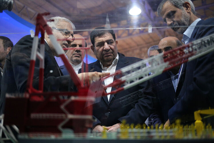 بازدید محمد مخبر، معاون اول رئیس‌جمهوری از سالن‌های ۸ و ۹ بیست‌وهفتمین نمایشگاه بین‌المللی نفت، گاز، پالایش و پتروشیمی
