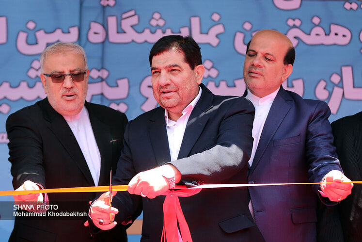 از راست: محسن خجسته‌مهر، مدیرعامل شرکت ملی نفت ایران، محمد مخبر، معاون اول رئیس‌جمهوری و جواد اوجی، وزیر نفت