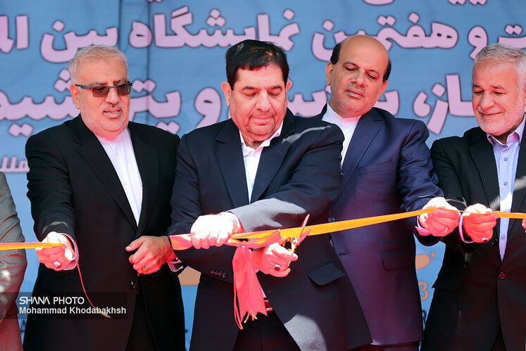 از راست: محسن خجسته‌مهر، مدیرعامل شرکت ملی نفت ایران، محمد مخبر، معاون اول رئیس‌جمهوری و جواد اوجی، وزیر نفت