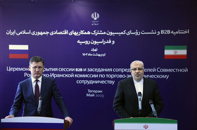 از راست: جواد اوجی، وزیر نفت و الکساندر نواک، معاون نخست‌وزیر روسیه در نشست خبری مشترک