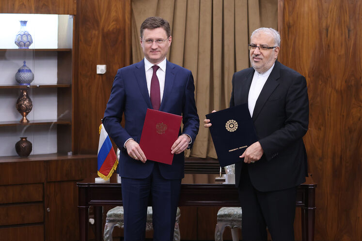 از راست: جواد اوجی، وزیر نفت و الکساندر نواک، معاون نخست‌وزیر روسیه