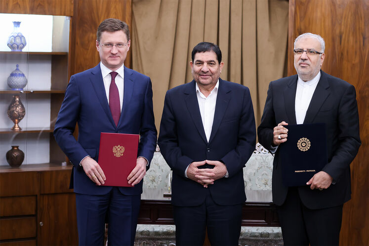 از راست: جواد اوجی، وزیر نفت، محمد مخبر، معاون اول رئیس‌جمهوری و الکساندر نواک، معاون نخست‌وزیر روسیه