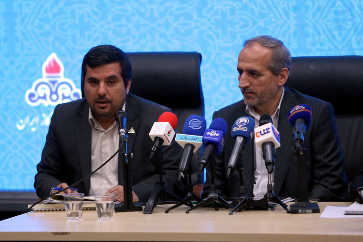 از راست: مجید چگنی، مدیرعامل شرکت ملی گاز ایران و حسینعلی محمدحسینی، مدیر برنامه‌ریزی تلفیقی این شرکت 