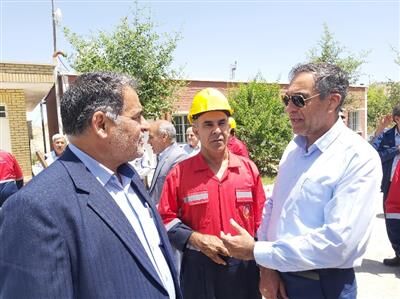 کارکنان صنعت نفت در جنگ اقتصادی سربلند هستند کارکنان صنعت نفت در جنگ اقتصادی سربلند هستند