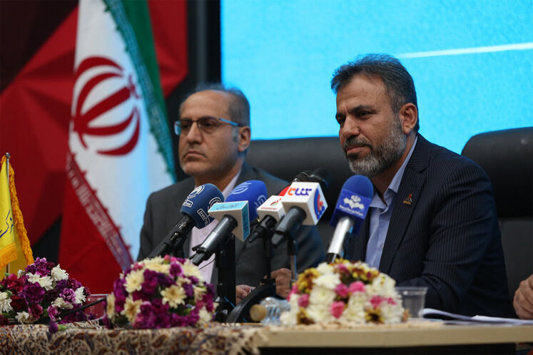 از راست: غلامعباس حسینی، مدیرعامل شرکت انتقال گاز ایران و اسدالله قنواتی، مدیر مهندسی طرح‌های این شرکت