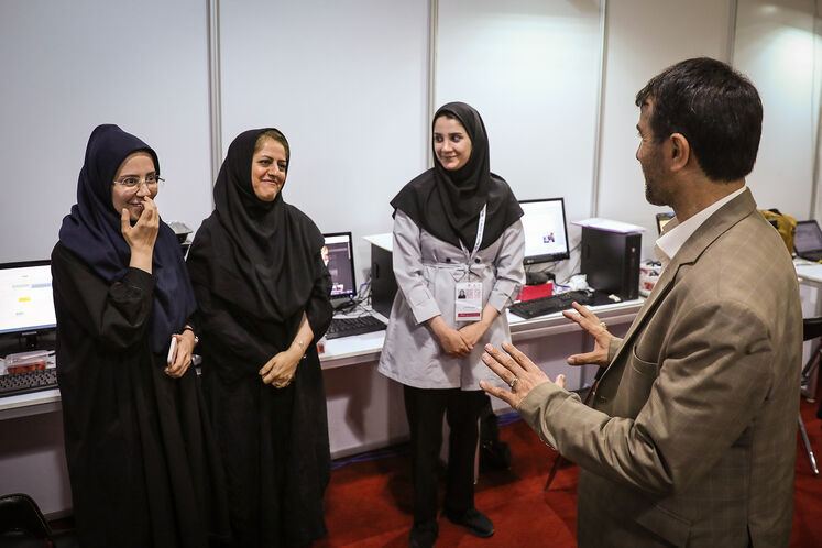 بازدید مرتضی شاهمیرزایی، معاون وزیر و مدیرعامل شرکت ملی صنایع پتروشیمی  از ستاد خبری بیستوهفتمین نمایشگاه بینالمللی نفت