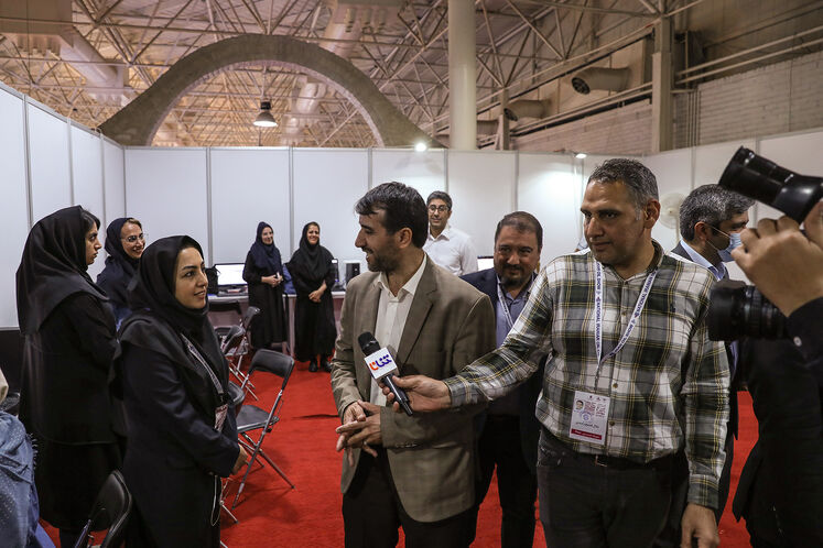 بازدید مرتضی شاهمیرزایی، معاون وزیر و مدیرعامل شرکت ملی صنایع پتروشیمی  از ستاد خبری بیستوهفتمین نمایشگاه بینالمللی نفت