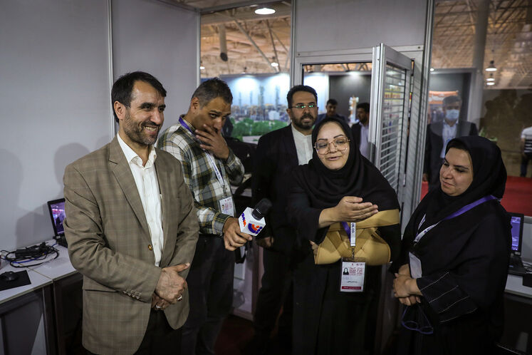 بازدید مرتضی شاهمیرزایی، معاون وزیر و مدیرعامل شرکت ملی صنایع پتروشیمی  از ستاد خبری بیستوهفتمین نمایشگاه بینالمللی نفت