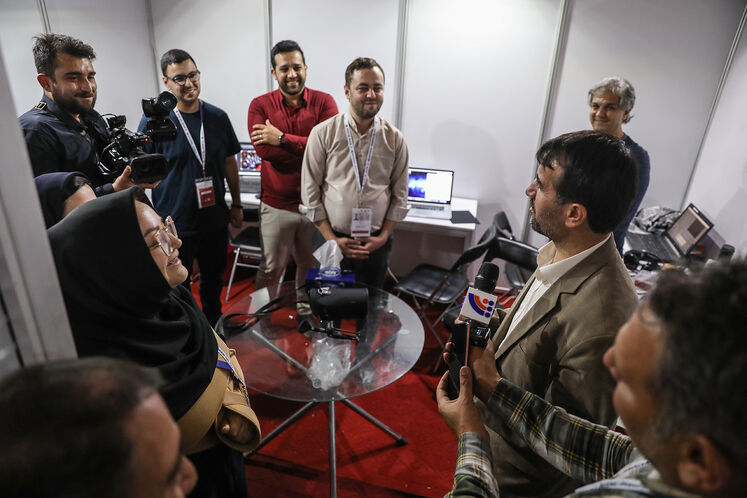 بازدید مرتضی شاهمیرزایی، معاون وزیر و مدیرعامل شرکت ملی صنایع پتروشیمی  از ستاد خبری بیستوهفتمین نمایشگاه بینالمللی نفت