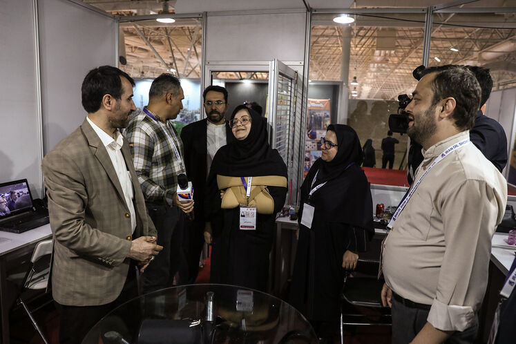 بازدید مرتضی شاهمیرزایی، معاون وزیر و مدیرعامل شرکت ملی صنایع پتروشیمی  از ستاد خبری بیستوهفتمین نمایشگاه بینالمللی نفت