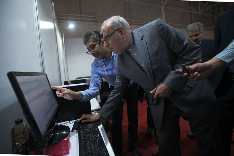 بازدید جواد اوجی،  وزیر نفت از ستاد خبری بیست‌وهفتمین نمایشگاه نفت
