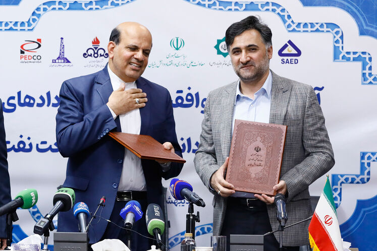 از راست: روحالله دهقانی فیروز آبادی، معاون علمی، فناوری و اقتصاد دانش بنیان رئیس جمهوری و محسن خجستهمهر، مدیرعامل شرکت ملی نفت ایران