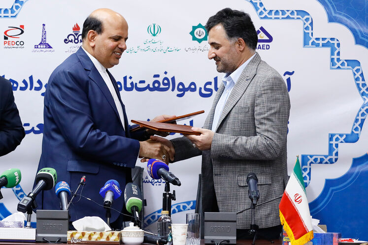 از راست: روحالله دهقانی فیروز آبادی، معاون علمی، فناوری و اقتصاد دانش بنیان رئیس جمهوری و محسن خجستهمهر، مدیرعامل شرکت ملی نفت ایران