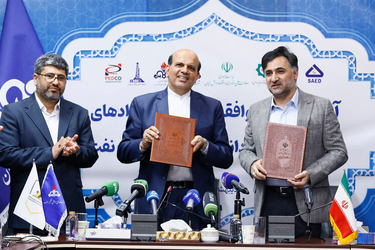 از راست: روحالله دهقانی فیروز آبادی، معاون علمی، فناوری و اقتصاد دانش بنیان رئیس جمهوری، محسن خجستهمهر، مدیرعامل شرکت ملی نفت ایران و مهدیا مطهری، مدیر پژوهش و فناوری شرکت ملی نفت ایران