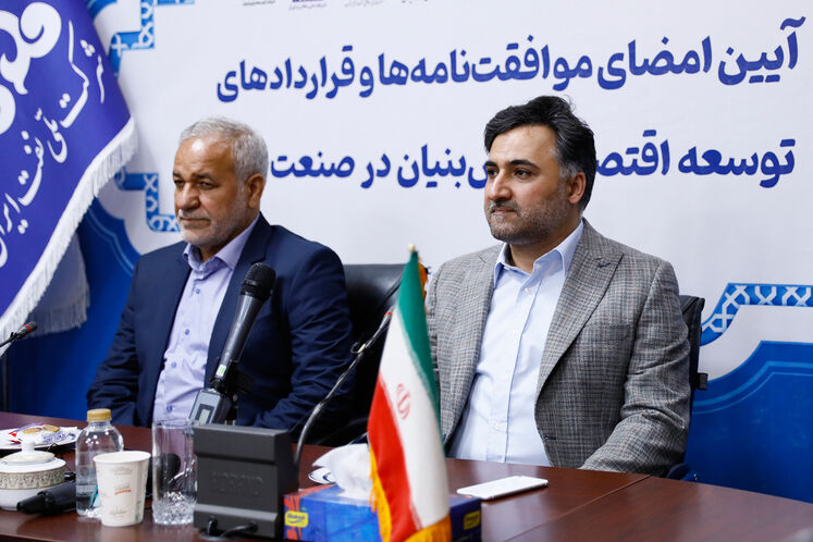 از راست: روحالله دهقانی فیروز آبادی، معاون علمی، فناوری و اقتصاد دانش بنیان رئیس جمهوری و سردار عبدالرضا عابد فرمانده قرارگاه سازندگی خاتم الانبیاء