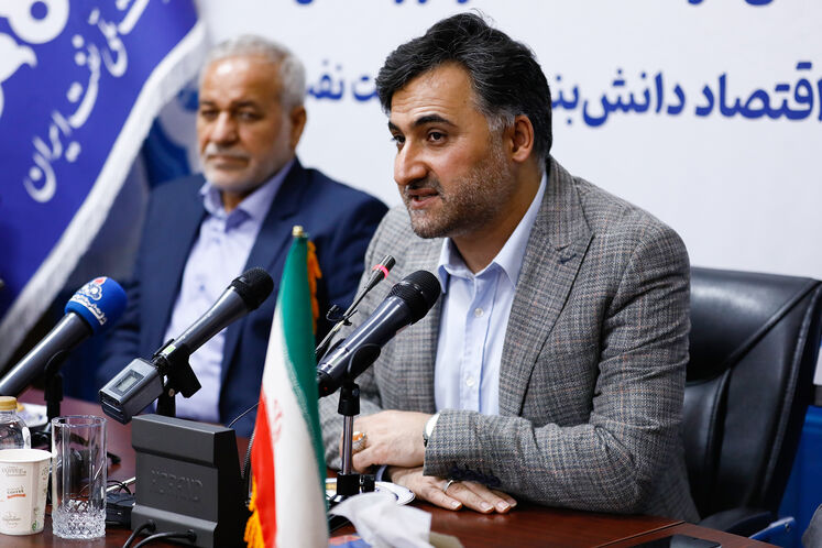 از راست: روحالله دهقانی فیروز آبادی، معاون علمی، فناوری و اقتصاد دانش بنیان رئیس جمهوری و سردار عبدالرضا عابد فرمانده قرارگاه سازندگی خاتم الانبیاء