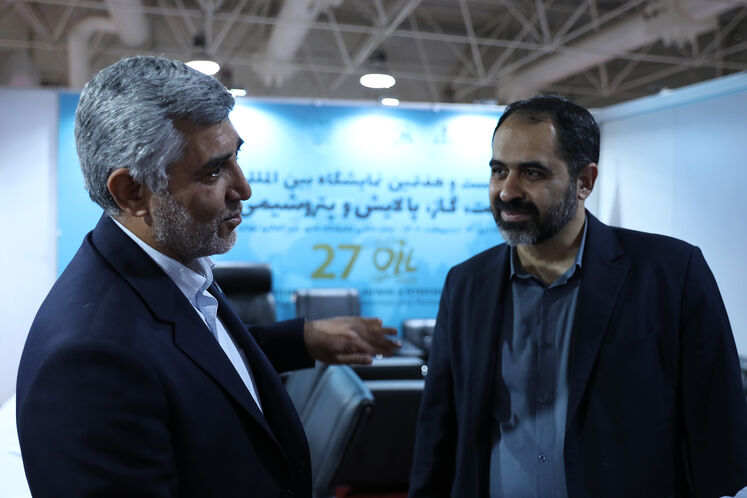 از چپ: فرهاد احمدی، مدیرعامل شرکت ملی مهندسی و ساختمان نفت  و علی فروزنده، مدیرکل روابط عمومی وزارت نفت