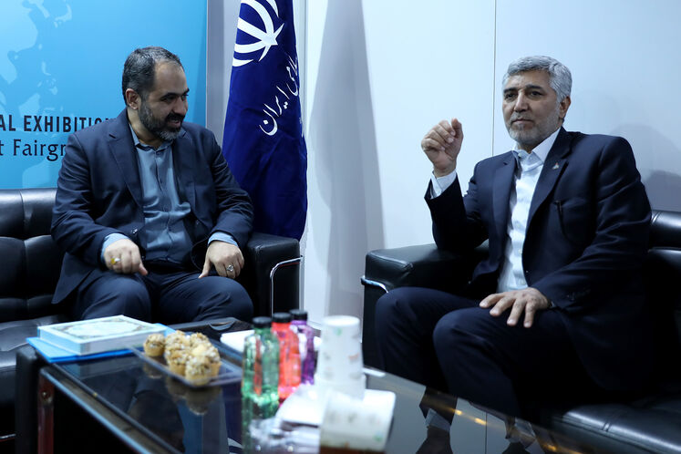 از راست: فرهاد احمدی، مدیرعامل شرکت ملی مهندسی و ساختمان نفت  و علی فروزنده، مدیرکل روابط عمومی وزارت نفت