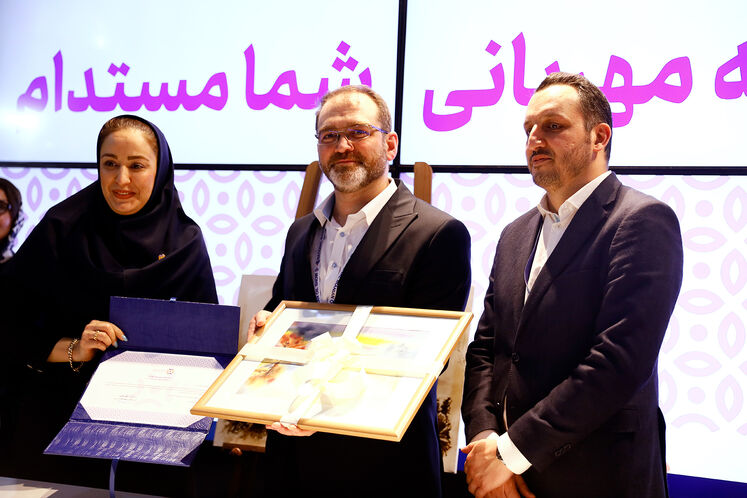 فروش تابلوهای نقاشی قیر و نفت برای حمایت از انجمن اوتیسم در نمایشگاه نفت تهران