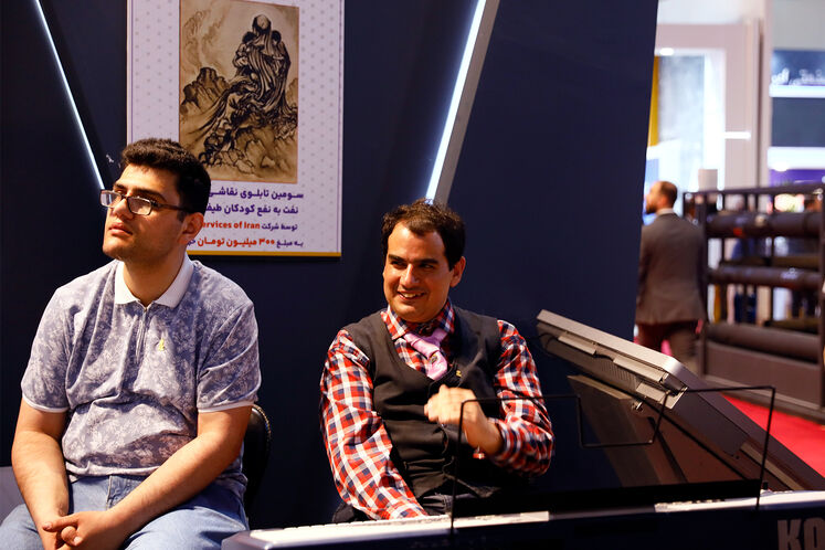 فروش تابلوهای نقاشی قیر و نفت برای حمایت از انجمن اوتیسم در نمایشگاه نفت تهران