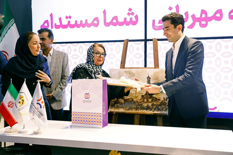 فروش تابلوهای نقاشی قیر و نفت برای حمایت از انجمن اوتیسم در نمایشگاه نفت تهران