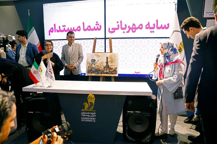 فروش تابلوهای نقاشی قیر و نفت برای حمایت از انجمن اوتیسم در نمایشگاه نفت تهران