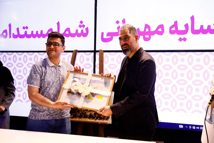 فروش تابلوهای نقاشی قیر و نفت برای حمایت از انجمن اوتیسم در نمایشگاه نفت تهران