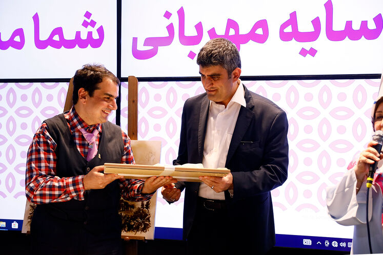 فروش تابلوهای نقاشی قیر و نفت برای حمایت از انجمن اوتیسم در نمایشگاه نفت تهران